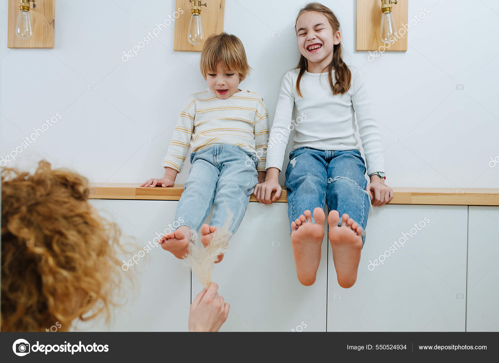 Foot feet boy tickle. Щекотать ребенка. Мать щекочет ребёнка. Щекотка детей. Мама щекочет пятки.