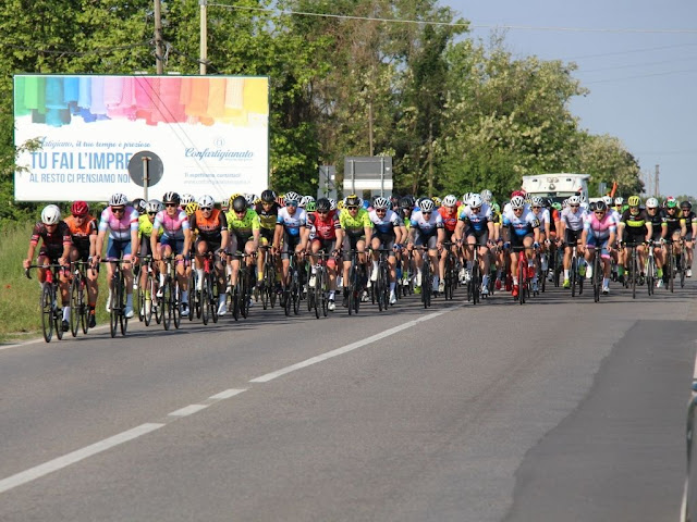 Pelotón rodando comapcto en la Gran Fondo Ciserano 2021