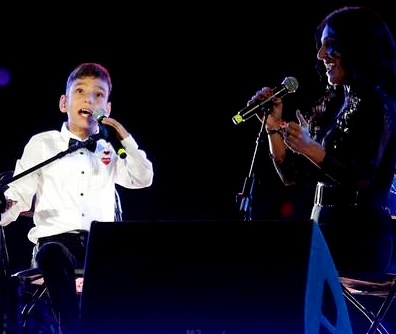 Foto de Adrián Martín Vega cantando en concierto