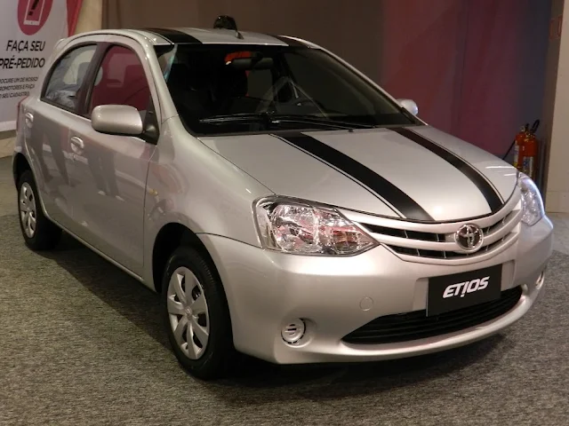 Toyota Etios hatch - prata