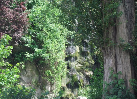 17050966 May 24 Verticle gardens in Paris
