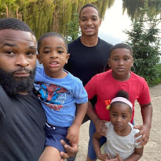 Tyron Woodley clicking selfie with his 4 kids