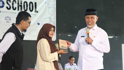 Mahyeldi Buka Peradi Goes To School Seri ke-7 di SMKN 7 Padang