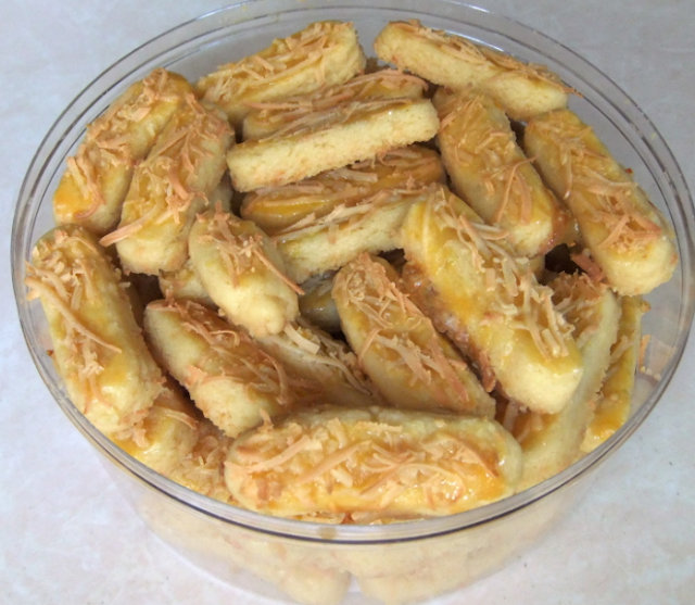 Kue ini terkenal dengan rasa gurih dan tekstur renyah yang membuatnya menjadi camilan favorit banyak orang. Dalam artikel ini, kita akan menjelaskan bahan-bahan yang dibutuhkan dan proses pembuatan Kue Kastengel Keju Cheddar yang lezat. Yuk, simak selengkapnya!