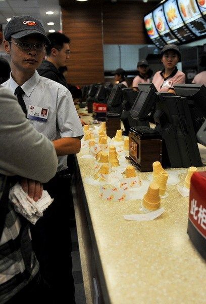 Lelaki China Tenyeh Ais Krim Atas Kaunter KFC 6 Gambar  