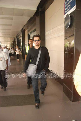 Anil kapoor and her daughter Sonam Kapoor at Mumbai airpot. 