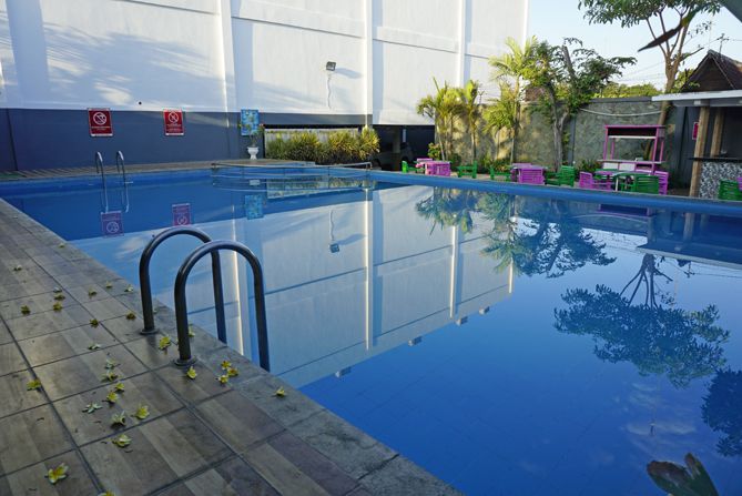 Kolam renang di Fave Hotel