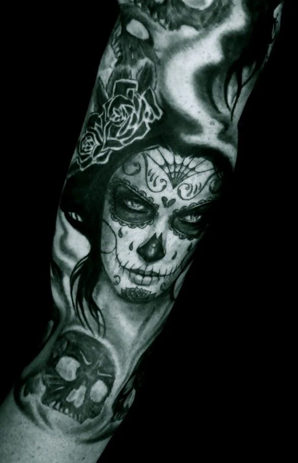 Vemos un tatuaje de catrina la muerte bella