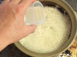 米と同量の水を入れる