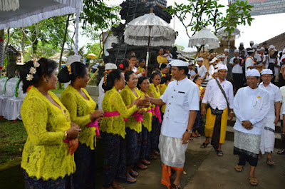 Hadiri Karya di Pura Luhur Gonjeng, Wagub Sudikerta Ajak Umat Tingkatkan Sradha dan Bhakti