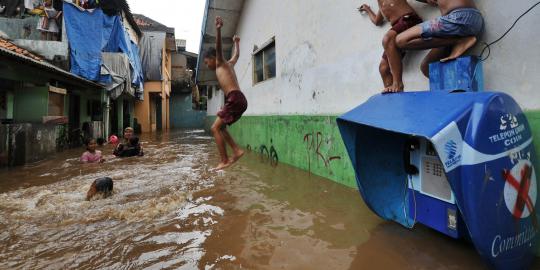 Warga Kabupaten Bandung mulai bersihkan sisa banjir