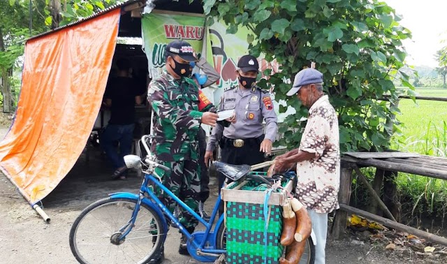  TNI Polri  Kompak  Dalam Pembagian Masker Gratis dan Himbauan Pencegahan Covid-19 di Kecamatan Polokarto