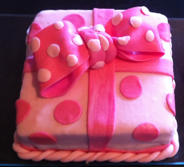 tarta-fondant, paquete-de-regalo, lazo-fondant