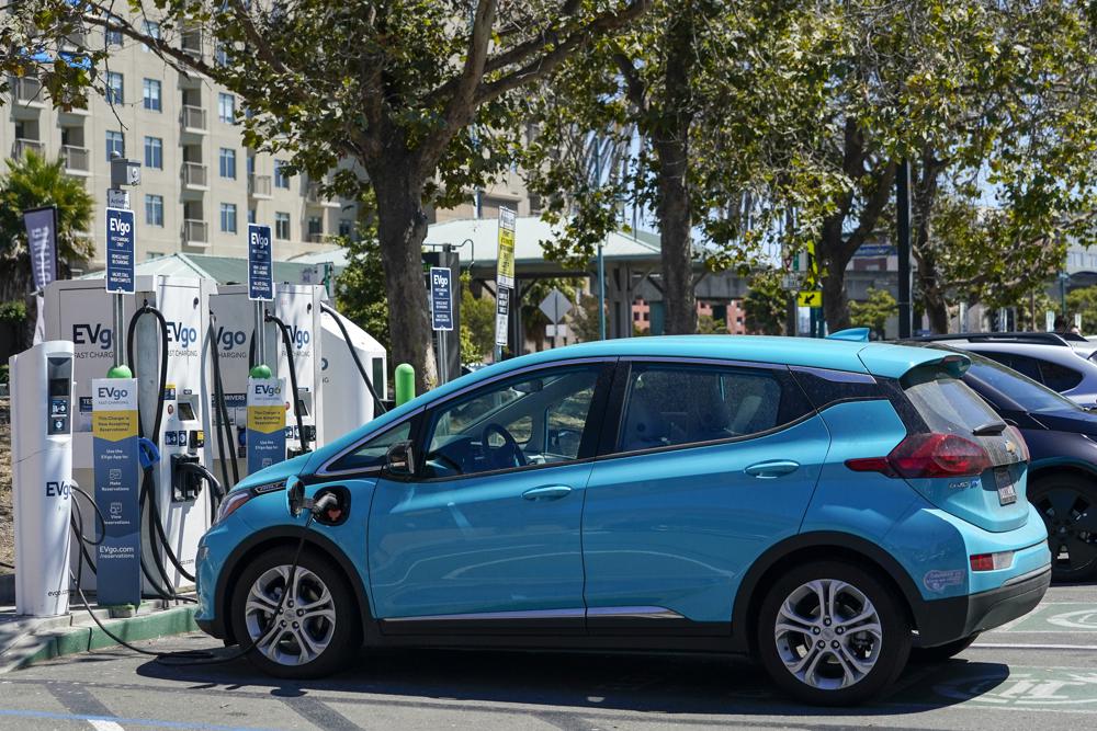 California avanza hacia eliminación de vehículos a gasolina