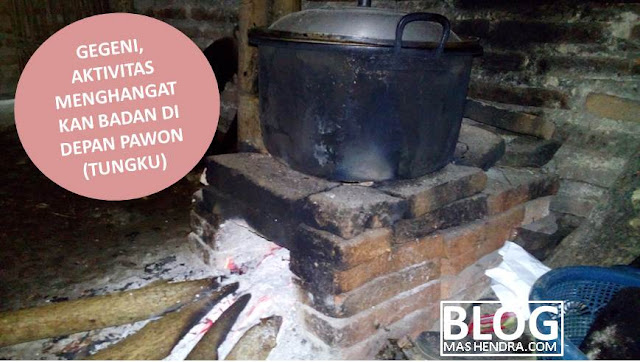 Gegeni, Aktivitas Menghangatkan Badan di Depan Pawon (Tungku) - Blog Mas Hendra