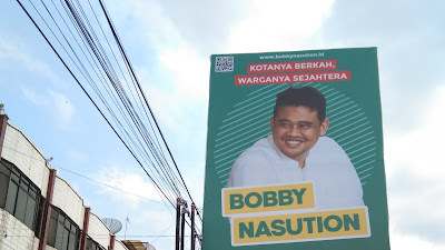Baliho Bergambar Boby Nasution Diduga Tak Berizin Dan Berdiri di Atas Troktoar