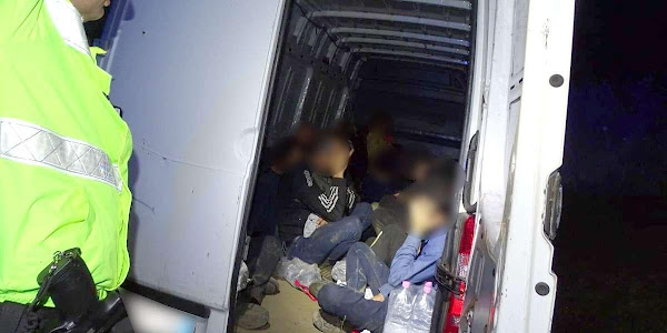 Microbuz cu 24 cetățeni sirieni și irakieni depistați de polițiștii de frontieră, la ieșirea din localitatea Hunia