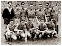 Selección de ESPAÑA. Temporada 1956-57. Ramallets, Orúe, Heriberto Herrera, Canito, Maguregui, Garay, Amador Conde (masajista). Miguel, Kubala, Di Stéfano, Luis Suárez y Gento. SELECCIÓN DE ESPAÑA 2 SELECCIÓN DE SUIZA 2. 10/03/1957. VI Copa del Mundo Suecia 1958, fase de clasificación, Grupo IX, primer partido. Madrid, estadio Santiago Bernabeu. GOLES: 0-1: 6’, Hügi II. 1-1: 29’, Luis Suárez. 2-1: 48’, Miguel. 2-2: 67’, Hügi II.