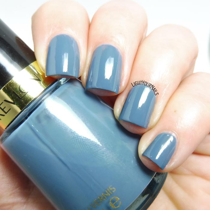 Smalto azzurro polvere Revlon Chic dusty blue nail polish #revlon #nails #unghie #lightyournails