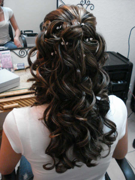 Half up half down wedding hairdo with curls Romantic elegant party 