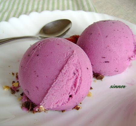 Blueberry greek yogurt ice cream