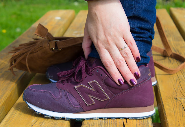 Un look casual en denim et bordeaux 💕