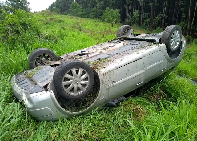 Servidora do TJMG se envolve em acidente na BR-354 em Formiga