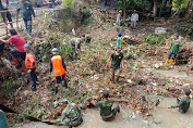    Antisipasi Banjir, Babinsa Juwiring Bersihkan Sungai Bersama Relawan