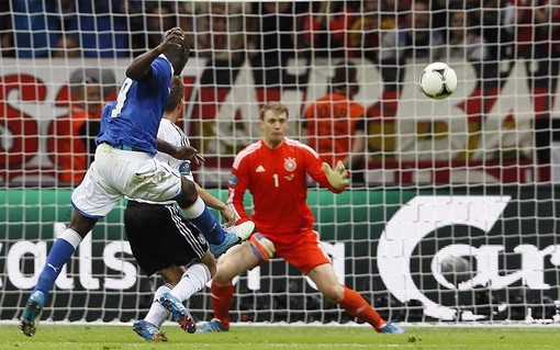 Balotelli scores