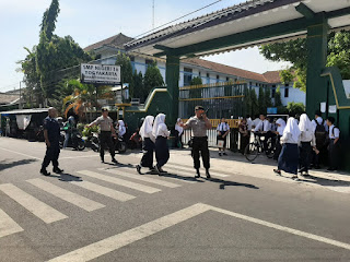 Patroli Sekolah, Polsek Kraton Bantu Penyeberangan di SMP N 16 Yogyakarta