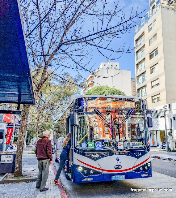 Parada de ônibus em Montevidéu no Uruguai