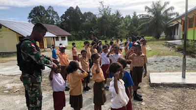 Satgas Yonif 132/BS TNI Mengajar Anak Sekolah di Perbatasan Papua