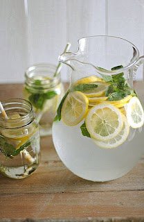 Agua Detox de limón y menta