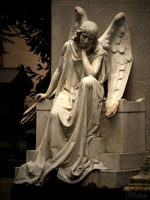 Ángel en el Cementerio monumental de Milán. https://mythopoetical.tumblr.com/post/41164480179/darkface-milanocimitero-monumentale-70-by