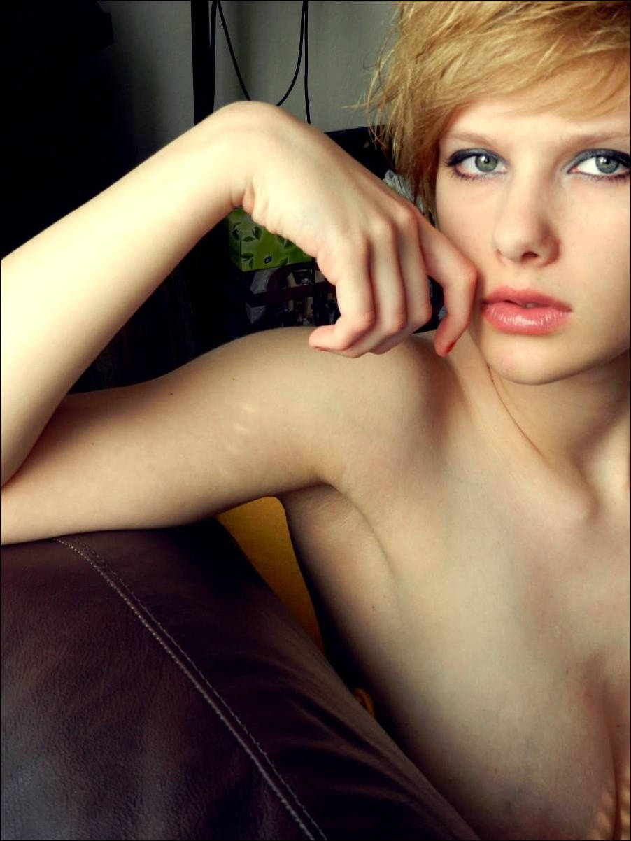  foto bugil cewek western manis toket gede rambut pendek blonde pose seksi dan telanjang di kamar kost