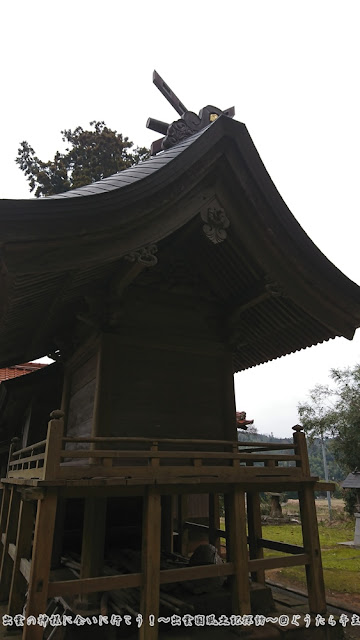 長見神社　本殿裏