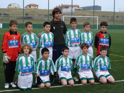 Perines Benjamín A-2005-06-De pie: Miguel, Javi, Jose, Alberto (entrenador), Toño, Marcos y Pablo Agachados: Víctor, Alex, Edgar, David y Manu En la foto falta Denis que estuvo prácticamente toda la temporada con lesión.