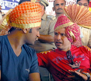 Sachin and Dhoni talking to each other