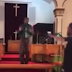 Hombre intenta asesinar a un Pastor en medio del sermón pero EL ARMA FALLA