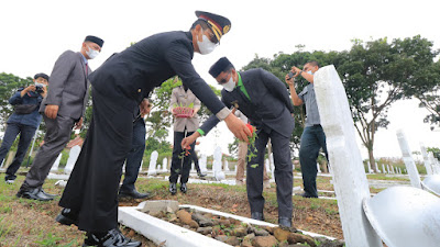Wakil Walikota Tabur Bunga Di Makam Pahlawan Kusuma Bangsa