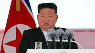 Kim Jong Un discursando na cerimônia de lançamento do 'Kang Kon' no estaleiro Rajin, no porto perto de Rason, na Coreia do Norte.