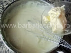 Prajitura cu bulion preparare reteta crema - incorporam untul