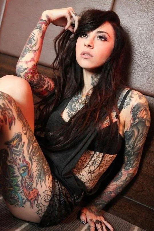 Foto de una modelo con las piernas tatuadas para tapar estrias