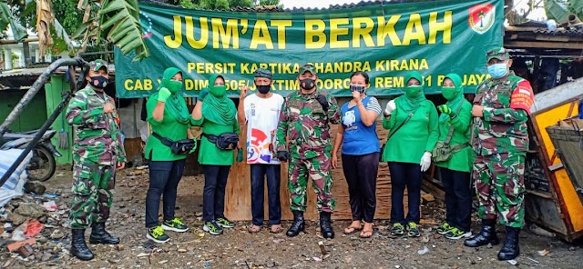 Berikan 100 Box Nasi Kotak di Lapak Pemulung oleh Koramil 08/Duren Sawit Pada Giat Jumat Berkah