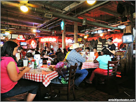 Salón de Riscky’s Bar-B-Q en Stockyards