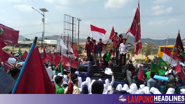 Ratusan Mahasiswa Pringsewu Gelar Aksi di Gedung DPRD