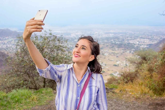8 Cara Selfie Dengan Kamera Depan HP Agar Hasilnya Bagus
