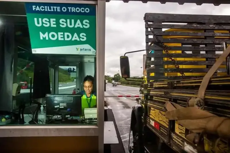 Mercedes-Benz 1518 parado em praça de pedágio da Arteris para pagamento de tarifa