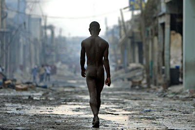 Deambulando desnudo y sin rumbo por las calles de Haití