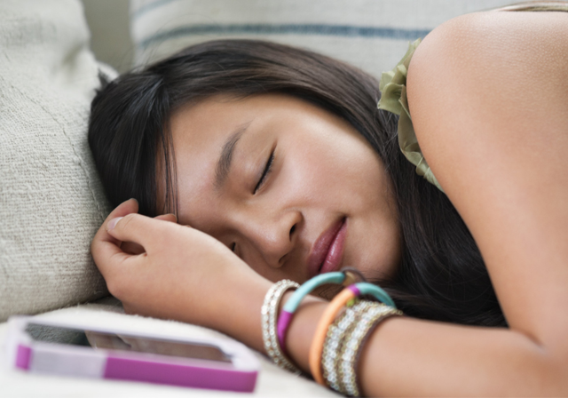 Awas 9 Dampak Negatif Jika Tidur Dekat Ponsel